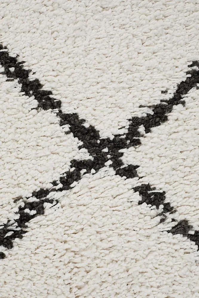 Bella Black & Cream Fringed Rug