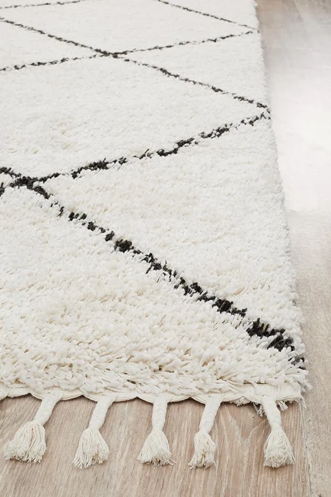 Bella Black & Cream Fringed Rug