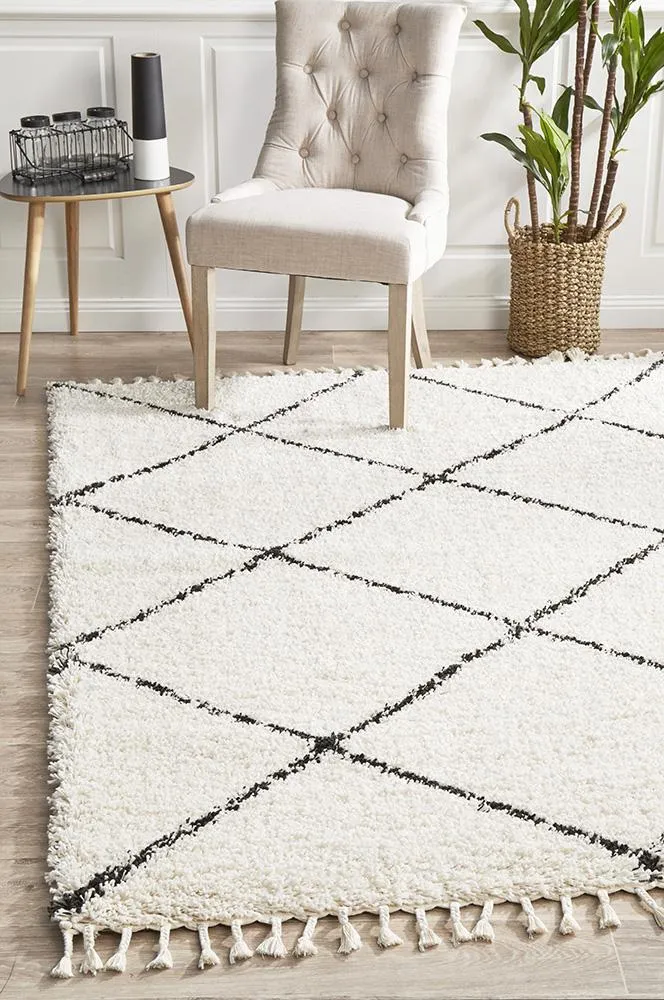 Bella Black & Cream Fringed Rug