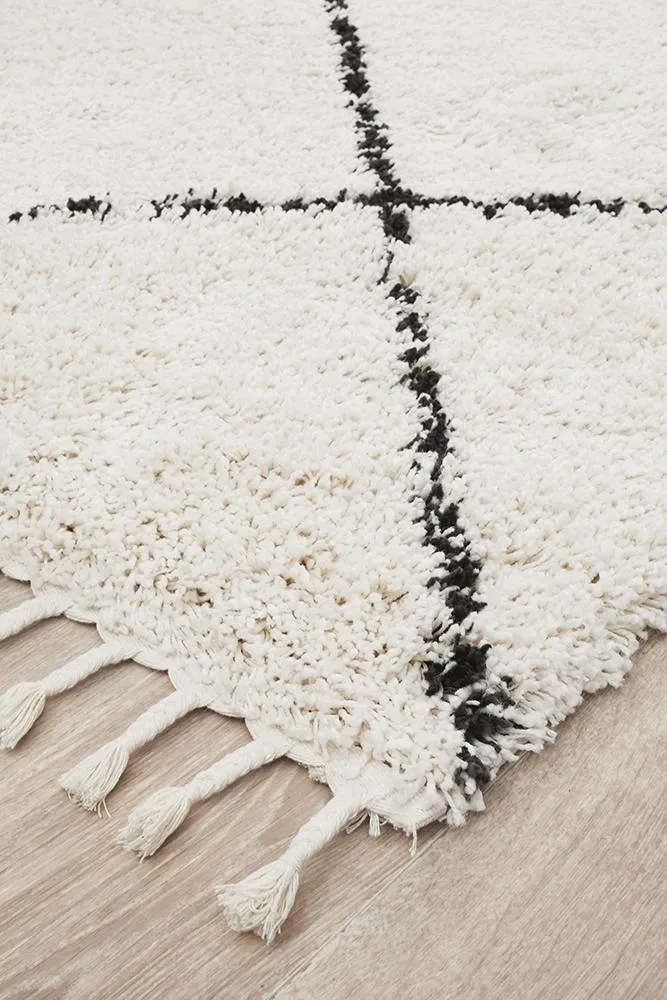 Bella Black & Cream Fringed Rug