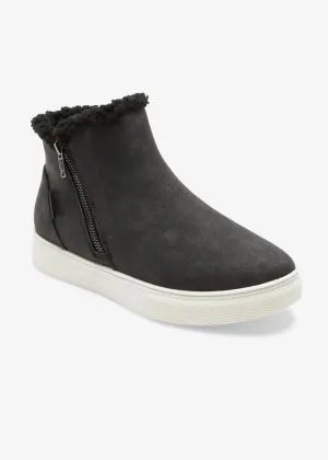 Theeo Boots in Black